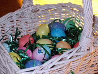 Methods for decorating Easter eggs have varied across cultures
and history. Hard-boiling eggs is thought to have come out of the
Lenten tradition ā when Catholics did not eat meat or dairy during
the weeks leading up to Easter.