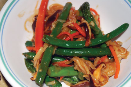 Well-seasoned cuisine – Vegetable chow mein; vegetarian paella