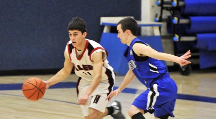 Roundup: Boys hoops team extends winning streak to eight