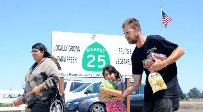 Market 25 fruit stand holds grand opening