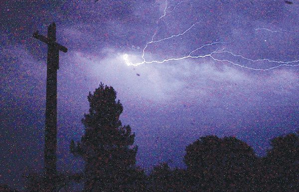 Chance of rare thunderstorms Monday, Tuesday