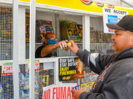 Las ventas de fuegos artificiales aumentan para las organizaciones sin fines de lucro