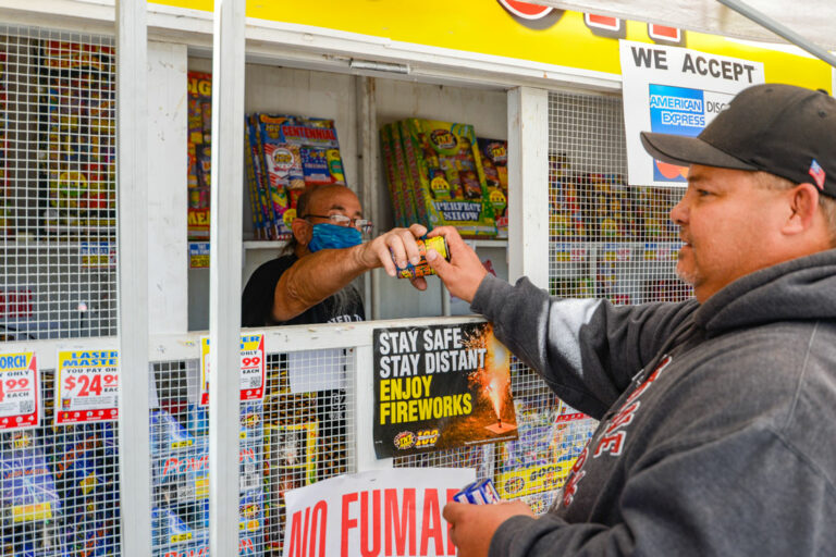 Las ventas de fuegos artificiales aumentan para las organizaciones sin fines de lucro